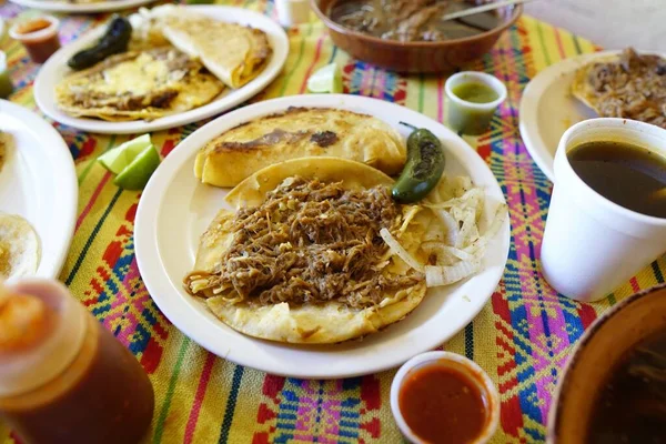 Plano Alto Ángulo Una Mesa Con Comida Tradicional Mexicana Conocida — Foto de Stock