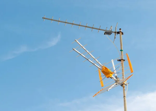 Una Toma Ángulo Bajo Una Antena Televisión Capturada Día Soleado — Foto de Stock