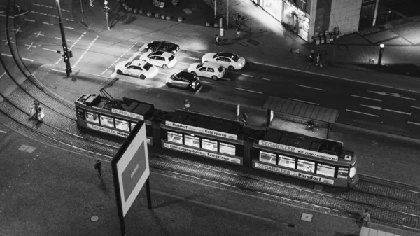 Plano Escala Grises Gran Angular Una Calle Con Coches Ferrocarril — Foto de Stock