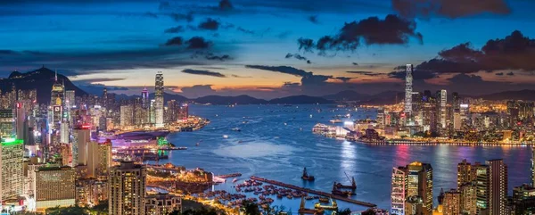 ビクトリア港を横断するスカイラインの空中パノラマビュー 九龍と香港島の間 ブレーマーヒル ノースポイント 香港から — ストック写真