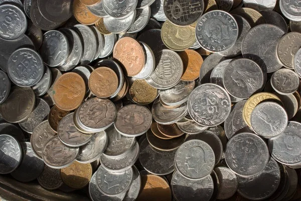 Eine Nahaufnahme Eines Haufens Von Münzen Verschiedenen Größen Und Farben — Stockfoto