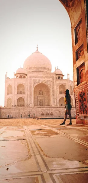 Vertikální Záběr Ženy Při Pohledu Taj Mahal Agra Indie — Stock fotografie
