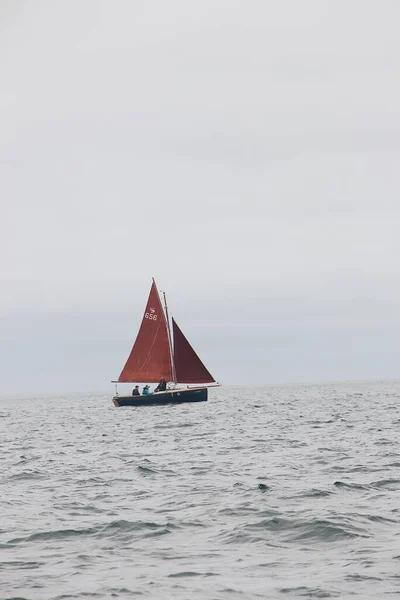 霧の多い日に海に浮かぶ帆船 — ストック写真