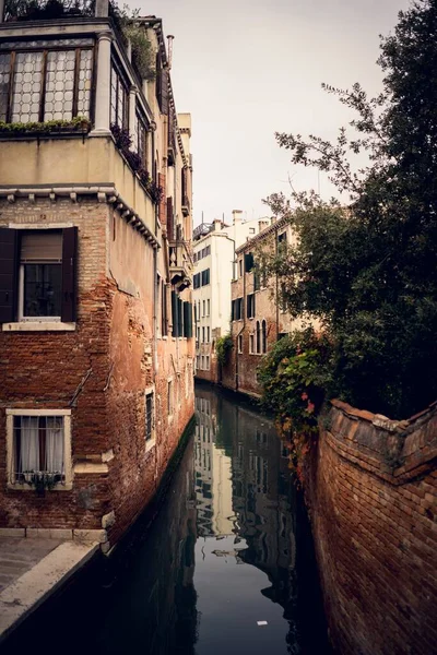 Quadro Verticale Canale Con Vecchi Edifici Verde Venezia — Foto Stock