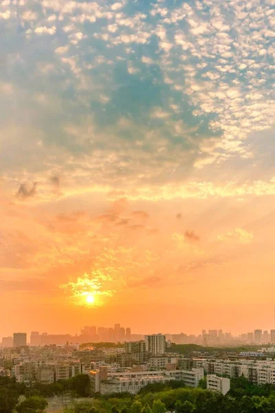 Flygbild Stadsbilden Orange Blå Himmel Med Fluffiga Moln Vid Solnedgången — Stockfoto