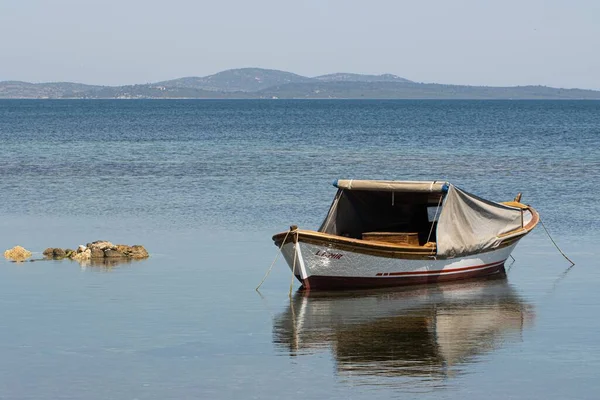 Een Vissersboot Varen Met Een Deksel Kalme Zee — Stockfoto