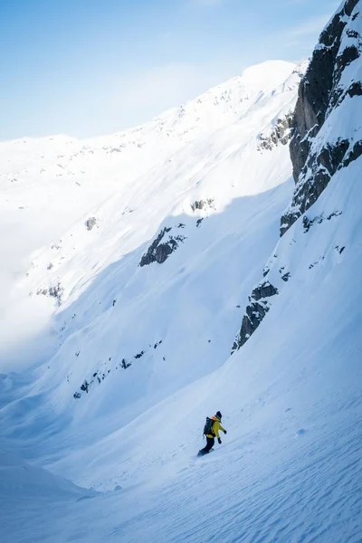 Une Image Verticale Skieur Sur Montagne Enneigée Sous Lumière Soleil — Photo