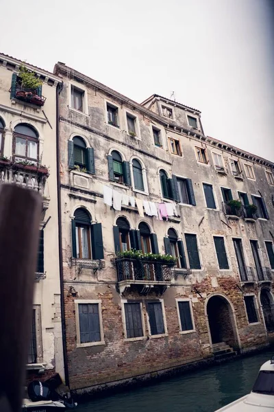 Een Verticale Lage Hoek Opname Van Een Italiaans Gebouw Met — Stockfoto