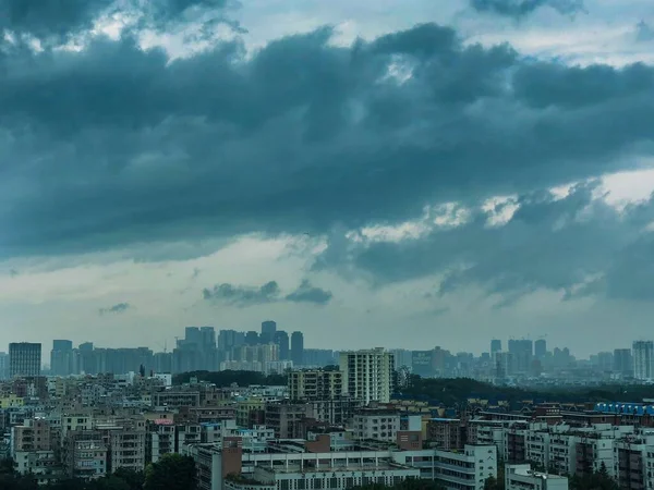 Vista Las Nubes Dramáticas Sobre Los Edificios Ciudad —  Fotos de Stock