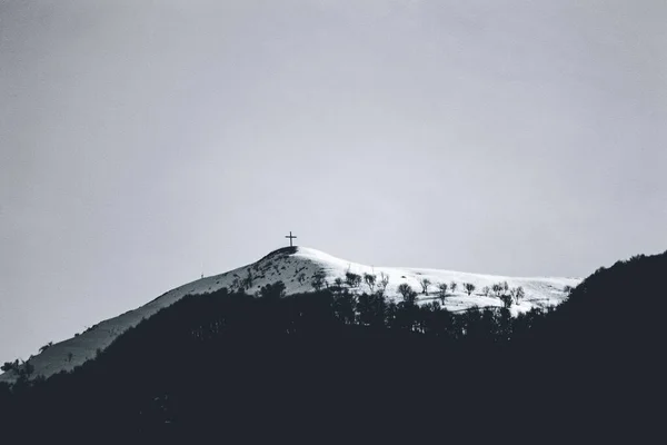 Low Angle Shot Beautiful Snow Covered Mountain Peak Captured Cloudy — Stock Photo, Image