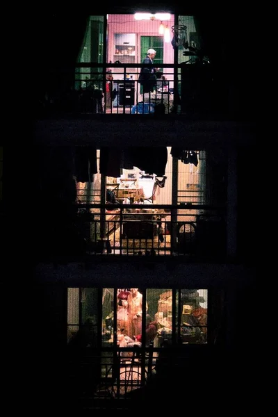 Uma Vista Noturna Edifício Apartamentos Com Luzes Piscando Janelas Pessoas — Fotografia de Stock