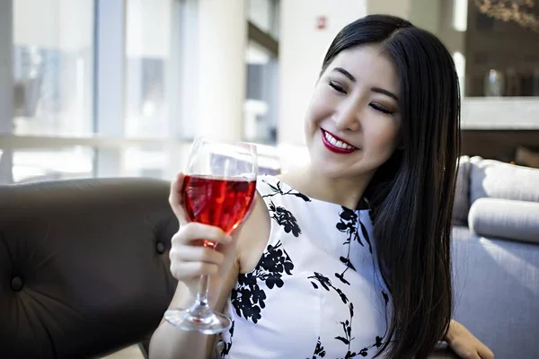 Красивая Молодая Китайская Азиатская Модель Начинает Пить Красное Вино Чувственно — стоковое фото