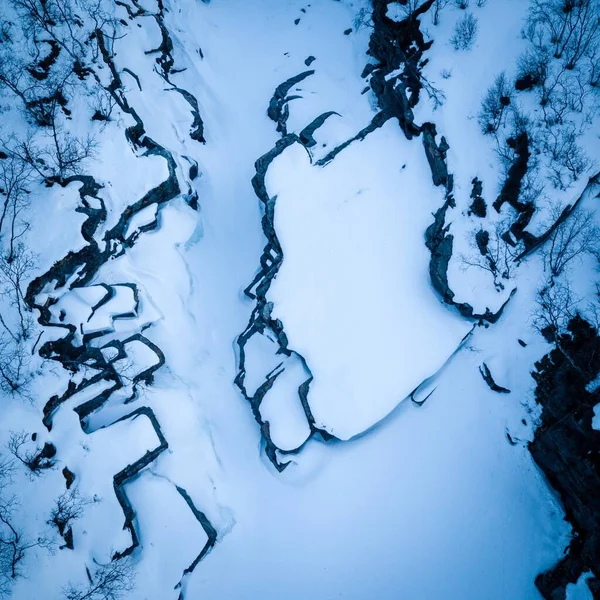 Een Prachtige Luchtfoto Van Besneeuwde Rotsen — Stockfoto