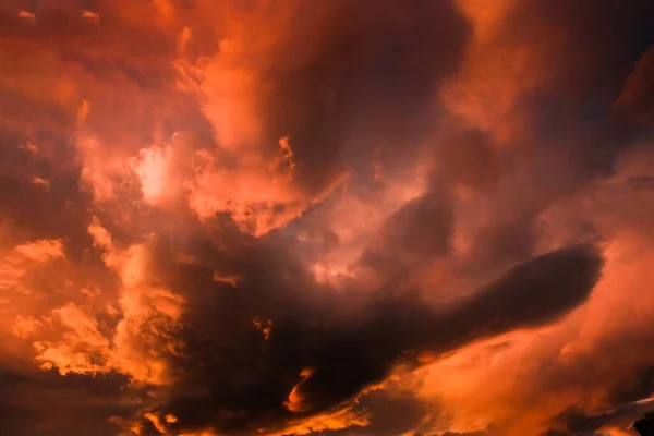Низкий Угол Снимка Захватывающих Оранжевых Облаков Над Небом Захваченных Закате — стоковое фото