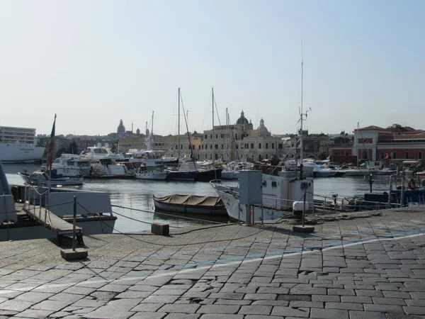 Catania Sicily Italië Jul 2011 Aangemeerde Boten Jachten Met Meeuwen — Stockfoto