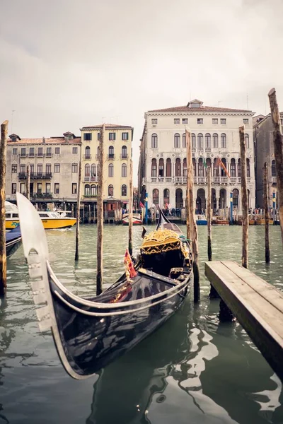 Una Bella Foto Verticale Una Gondola Sul Grande Canale Venezia — Foto Stock