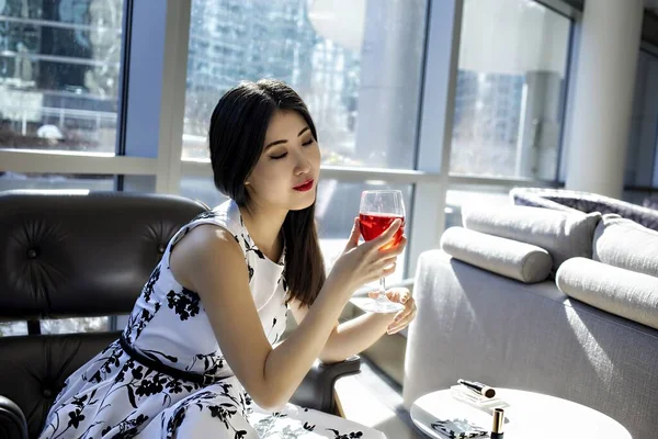 Hermosa Joven Chino Asiático Modelo Femenino Comienza Beber Vino Tinto — Foto de Stock