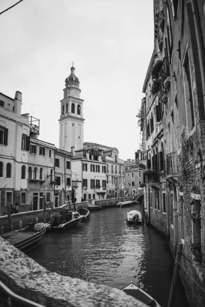 Uma Imagem Vertical Tons Cinza Arquitetura Única Italiana Lado Canal — Fotografia de Stock