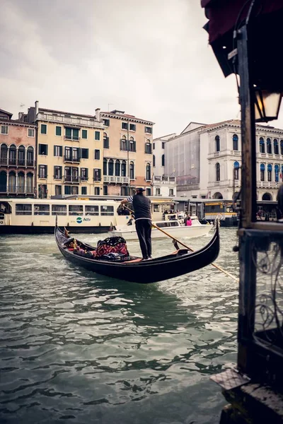 Vertical Picture Black Gondola Sailing Grand Channel Next Building Venice — Stock Photo, Image