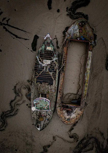 Eine Vertikale Aufnahme Von Zwei Alten Und Verlassenen Schiffen Sandigen — Stockfoto