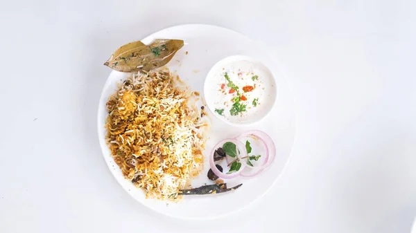 Накладные Расходы Вкусный Индийский Hyderabadi Biryani Творогом Салатом Белом Фоне — стоковое фото