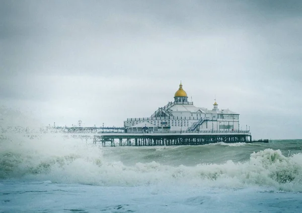 Een Uitzicht Eastbourne Pier Engeland Met Sterke Golven Oceaan — Stockfoto