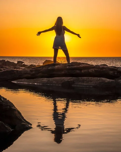 Una Guapa Joven Caucásica Que Pone Junto Mar Durante Puesta —  Fotos de Stock