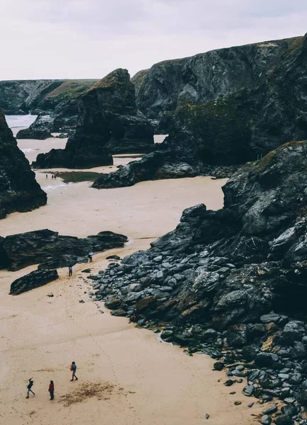 Високий Кут Чудових Скелястих Скель Деякі Люди Ходять Піщаному Пляжі — стокове фото