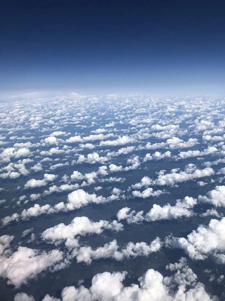 Plan Vertical Des Nuages Dans Ciel Bleu — Photo