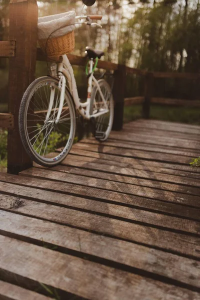 Ein Auf Der Holzbrücke Wald Abgestelltes Fahrrad — Stockfoto