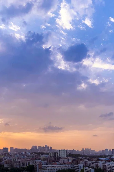 Een Verticale Luchtfoto Van Het Stadsgezicht Kleurrijke Skyline Bij Zonsondergang — Stockfoto