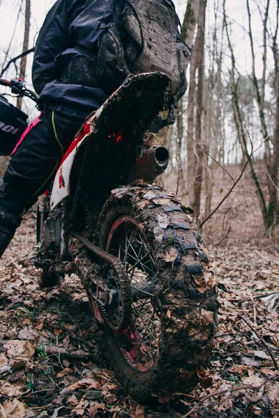 Tiro Vertical Motociclista Preparando Para Passeio Uma Floresta — Fotografia de Stock