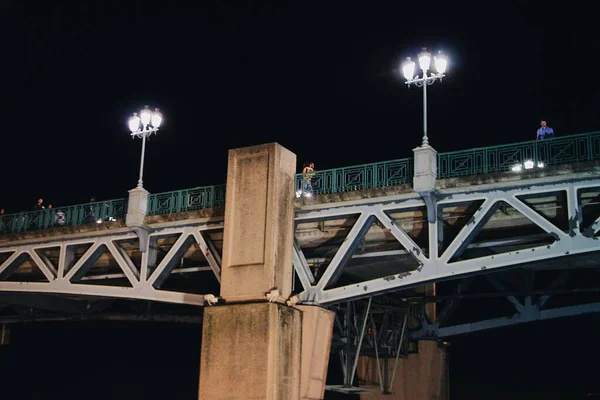 夜になると都会の街灯のある橋 — ストック写真