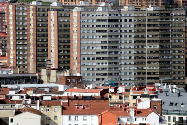 Una Imagen Dividida Dos Partes Debajo Los Techos Rojos Pequeños — Foto de Stock