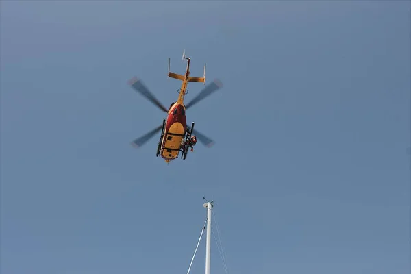 Ein Tiefflug Eines Hubschraubers Unter Klarem Blauem Himmel — Stockfoto
