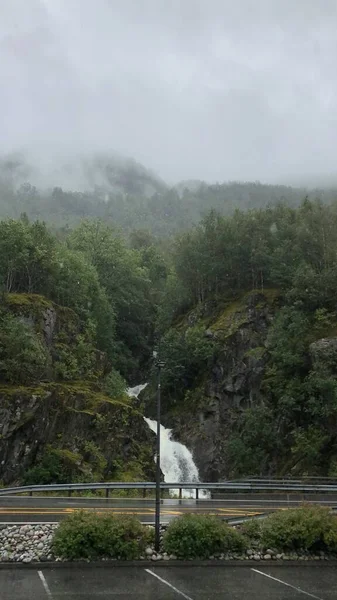 Vertikal Bild Flod Som Går Genom Klipporna Dimma — Stockfoto