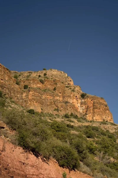 Een Berg Met Gras Een Blauwe Lucht Eroverheen — Stockfoto