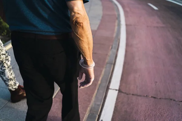 Hombre Con Guantes Transparentes Látex Pie Carretera — Foto de Stock