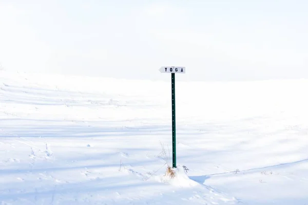 Signo Yoga Campo Nieve Durante Día — Foto de Stock