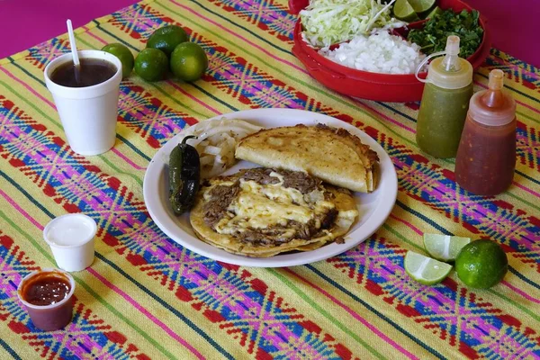 Plano Alto Ángulo Una Mesa Con Comida Tradicional Mexicana Conocida — Foto de Stock