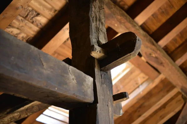 Ângulo Baixo Close Tiro Das Colunas Madeira Dentro Uma Casa — Fotografia de Stock