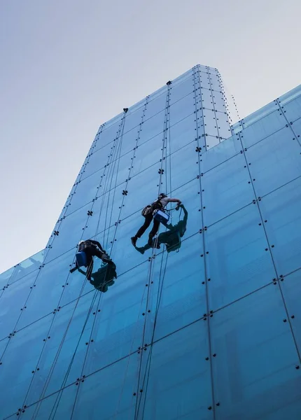 Een Verticaal Lage Hoek Opname Van Twee Mensen Beklimmen Een — Stockfoto