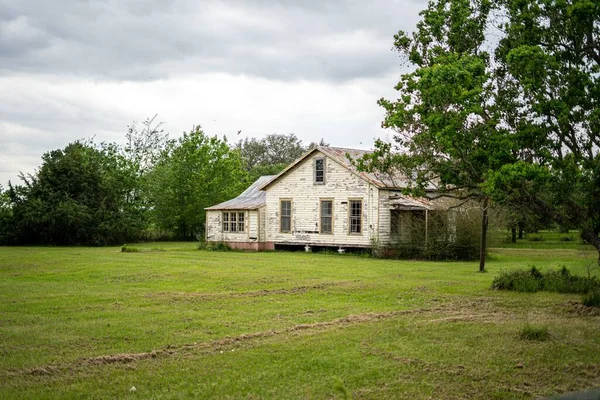 Tiro Grande Formato Uma Casa Branca Abandonada Campo Verde — Fotografia de Stock