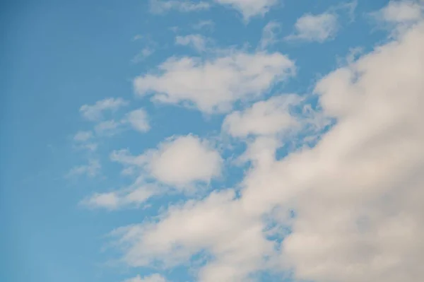 Nízký Úhel Záběr Krásné Oblačnosti Modrém Pozadí Oblohy — Stock fotografie