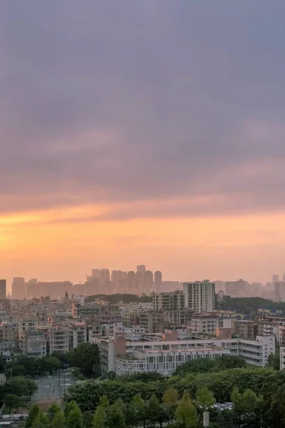 Μια Καταπληκτική Θέα Πολύχρωμο Ηλιοβασίλεμα Πάνω Από Κτίρια Της Πόλης — Φωτογραφία Αρχείου