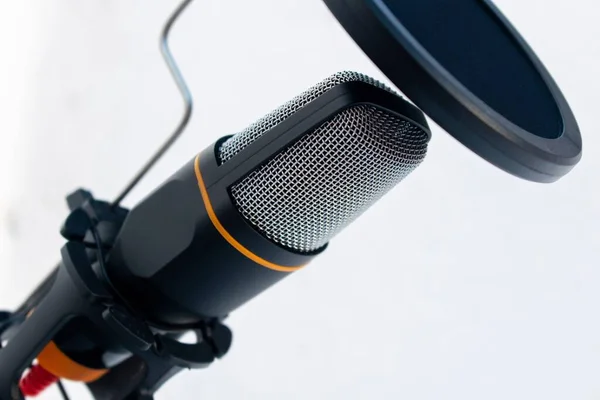 Detailní Záběr Černošedého Mikrofonu Zachyceného Bílém Pozadí — Stock fotografie
