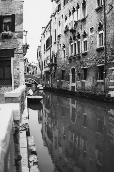 Une Image Verticale Niveaux Gris Canal Venise Avec Beaux Bâtiments — Photo