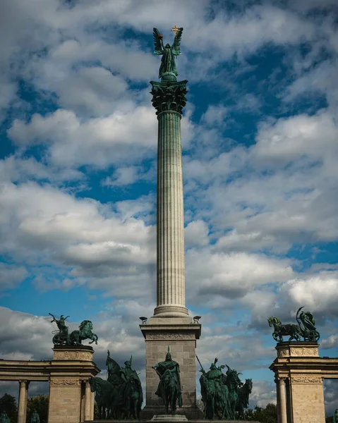 Colpo Verticale Piazza Degli Eroi Sotto Cielo Nuvoloso Budapest Ungheria — Foto Stock