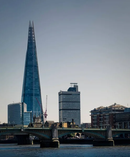 背景に澄んだ空を背景に イギリス ロンドンのハードビルの垂直ショット — ストック写真