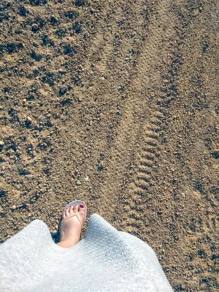 Una Giovane Ragazza Che Cammina Sulla Spiaggia — Foto Stock